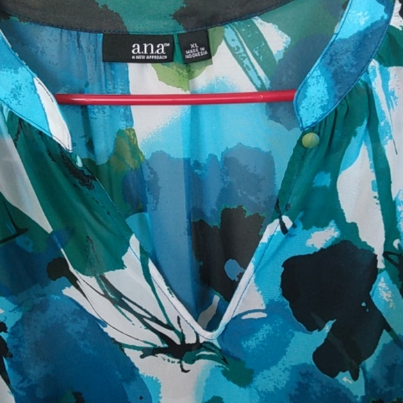 Beautiful blouse - Picture 2 of 3